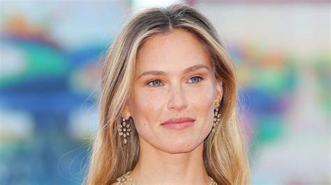 Bar Refaeli Uses These Luxurious Shine Drops to Nail Her Everyday Glowy ...