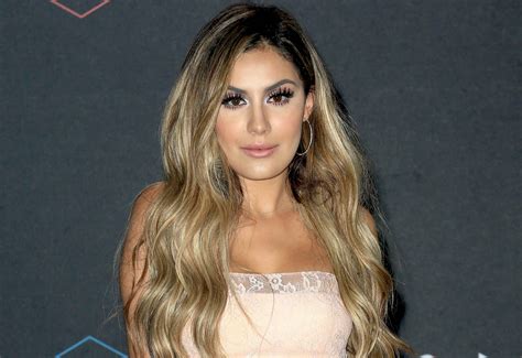 Alexa Dellanos sube la temperatura al modelar un bikini de color verde