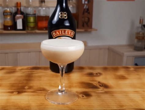 Коктейли с Бейлисом (Baileys): 10 простых рецептов для дома