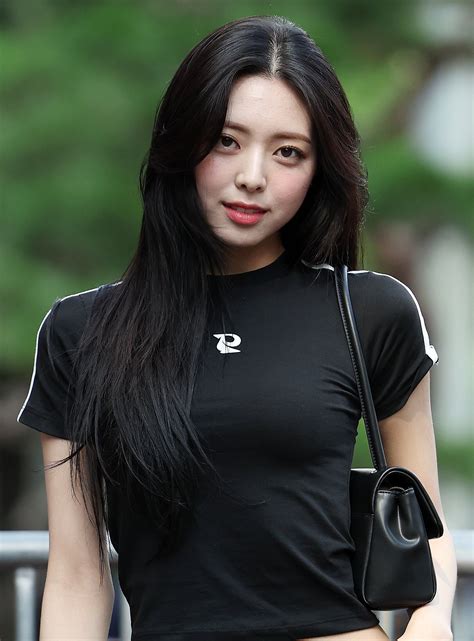 [ Yuna ITZY เรื่องหุ่นไว้ใจหนู 9 รูป ]
