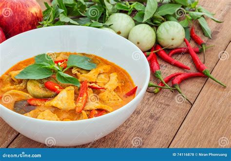 Красное карри свинины (Panang) с овощем, тайской едой Стоковое Фото ...
