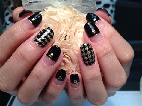black and gold nails art 9