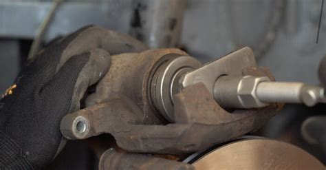 How to change front brake discs on Toyota Aygo AB1 – replacement guide