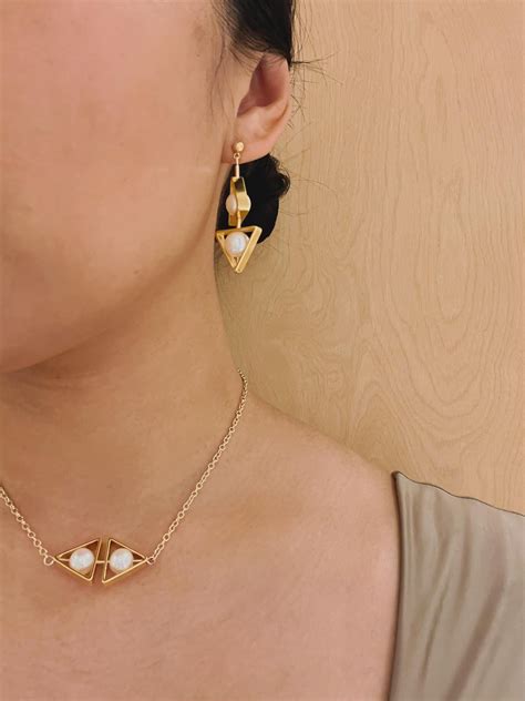 Double Triangle Pearl Chocker Necklace (Horizontal) For Sale at 1stDibs