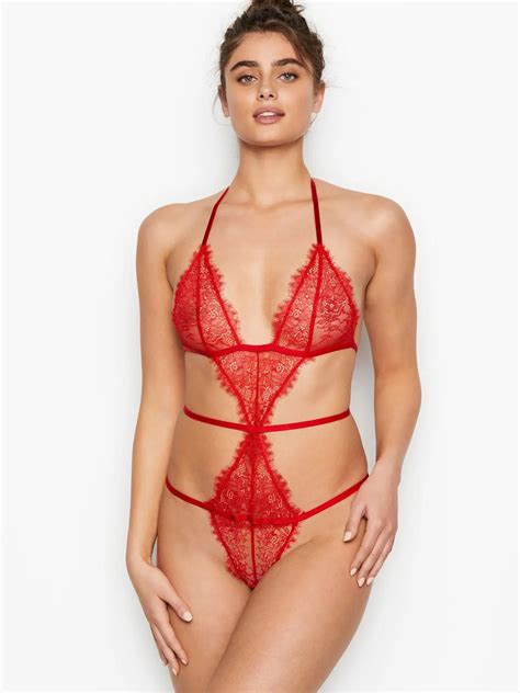 Topless : r/TaylorHill