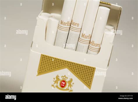 Marlboro cigarette pack hi-res stock photography and images - Alamy
