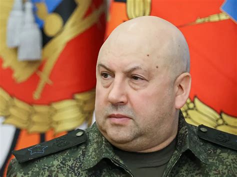 В окружении Суровикина высказались о его "визите в Кремль" - TOPNews.RU