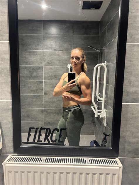 Naked arm wrestle anyone? 😃 : r/GymGirlsNSFW