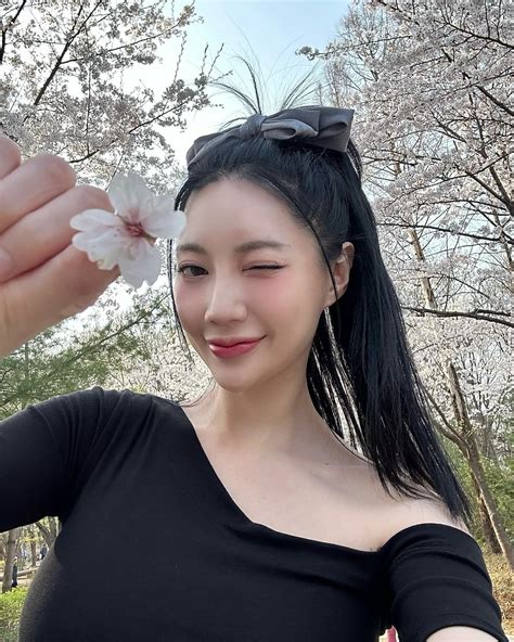 Riri, South Korean escort in Doha (2)