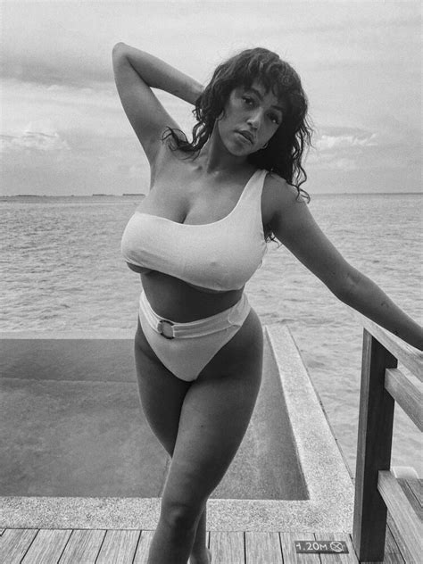 5 Hot Sexy Mahalia Buchanan Bikini Pics