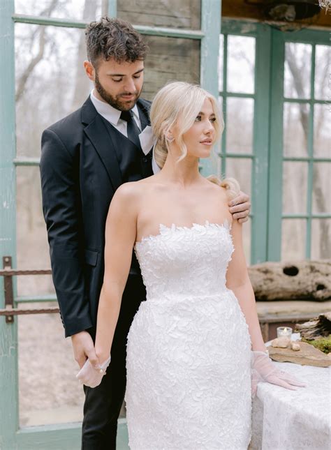 Nature and art blended effortlessly in this chic greenhouse wedding