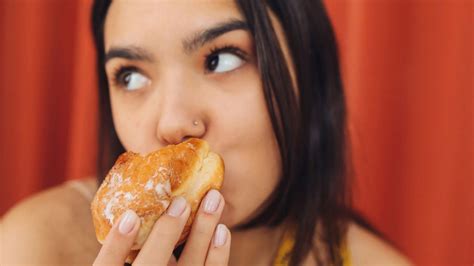 10 Foods High In Gluten To Avoid & 10 That Are Safe To Consume