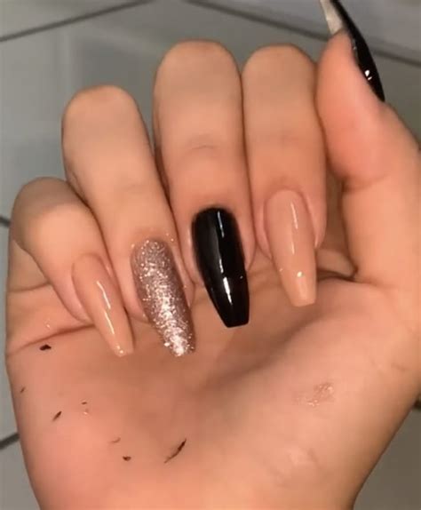 Unhas De Paty Preta - Unha paty preta | Esmaltação nude e preto, Inspiração de unhas ...