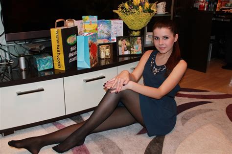 FEET, LEGS, NYLON: Amateur Teen Girls in Nylons, Stockings, Pantyhose