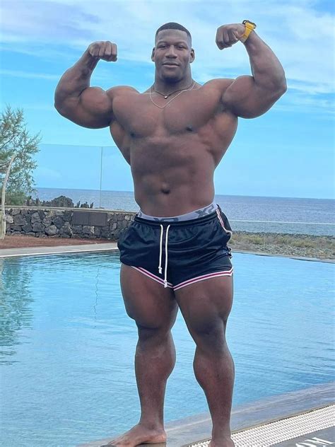Neckzilla Rubiel Mosquera breaks neck record in bodybuilding photo 