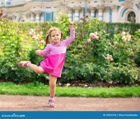 El Baile De La Niña En El Parque Le Gusta La Bailarina Foto de archivo ...