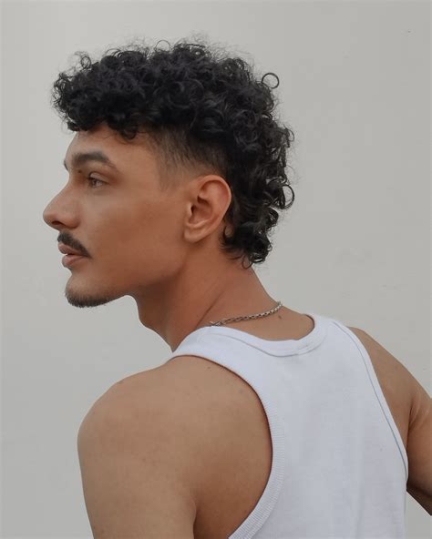 Corte Mullet Masculino Cacheado - Mullet, curly hair | Corte mullet masculino cacheado, Cortes de cabelo ...