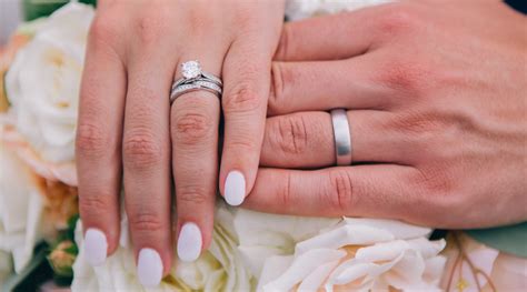 finger   wedding ring worn    astyledweddingcom
