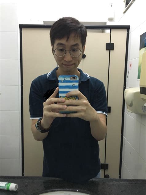 Toilet selfie coz bored at work 🤣 : r/gaybrosgonemild