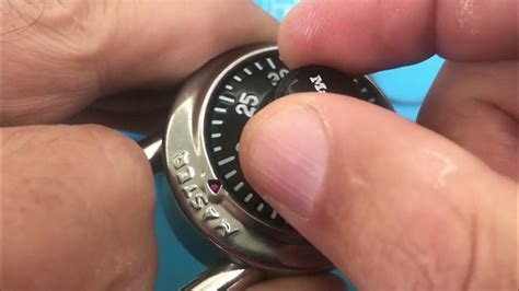 Как вскрыть навесной лимбовый замок master lock - YouTube