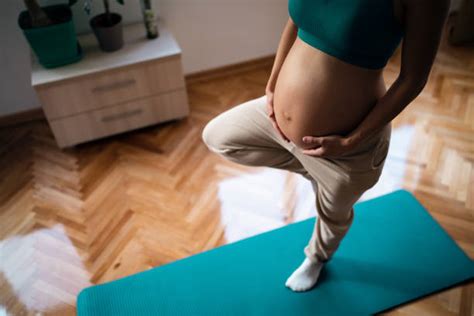 30+ Pregnant Woman Doing Vrksasana Yoga Pose At Home Fotografías de
