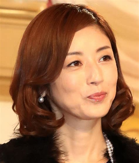 高岡早紀、“ドングリ頭”のレインコート姿でオフショット ファンから「キュート！」の声 - 芸能写真ニュース : 日刊スポーツ