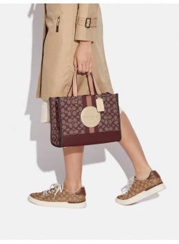 Coach - купить оригинальные аксессуары бренда в Москве