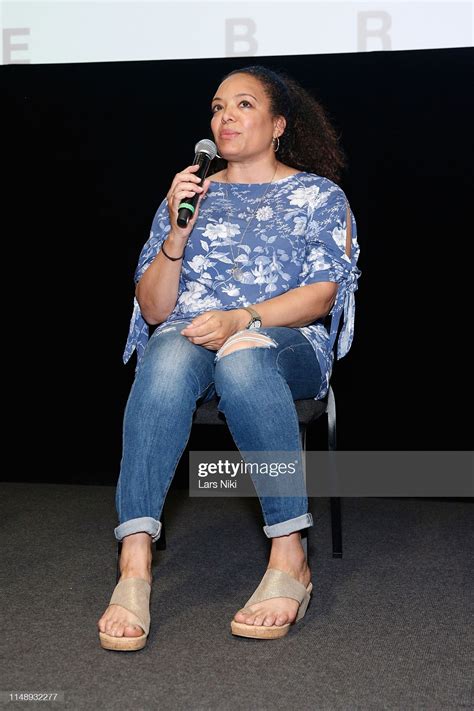 Luna Lauren Velez's feet