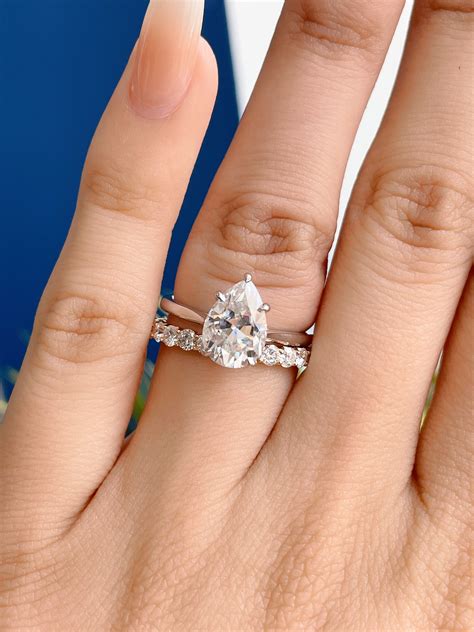 A Guide to Pear Shaped Engagement Rings - Icing On The Ring