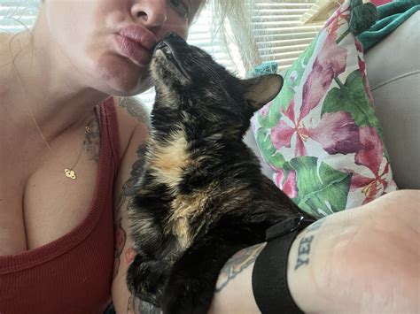 laura lux 🦖🪐 on Twitter: "daily evie (featuring jesse pinkman) https