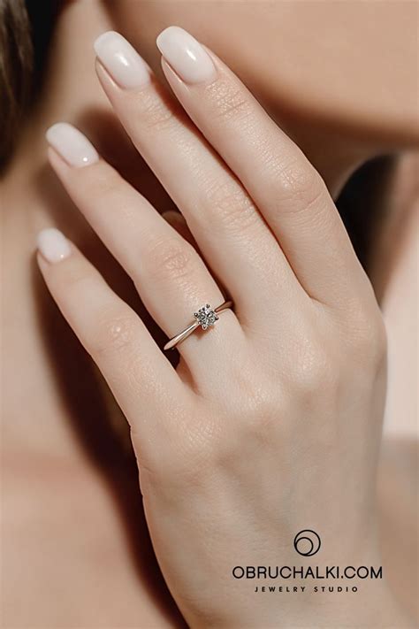 Элегантное помолвочное кольцо с одним бриллиантом | Jewelry product ...