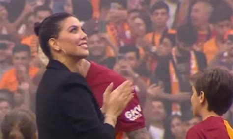 Ванда Нара „го украде шоуто“ пред 40 илјади навивачи на Галатасарај ...