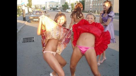 Вызывающие платья выпускниц школы. Provocative dresses graduates of the ...