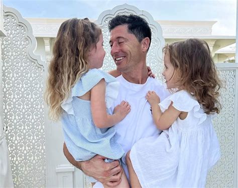 Robert Lewandowski świętuje sukces drużyny z córeczkami w Katarze | Viva.pl