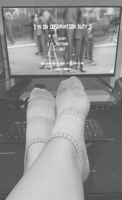 I want foot rubs all night while I play this🩶👻 : r/VerifiedFeet