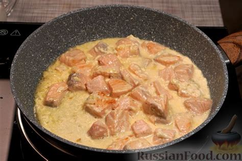 Рецепт: Сливочный суп с красной рыбой, сыром, помидорами и сельдереем ...