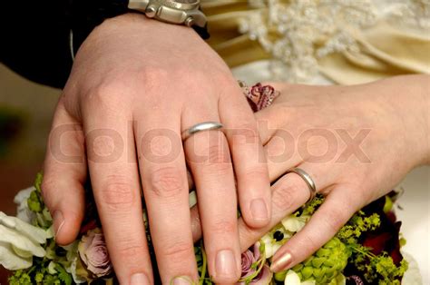 To bryllup hænder med ringe og blomster. | Stock foto | Colourbox