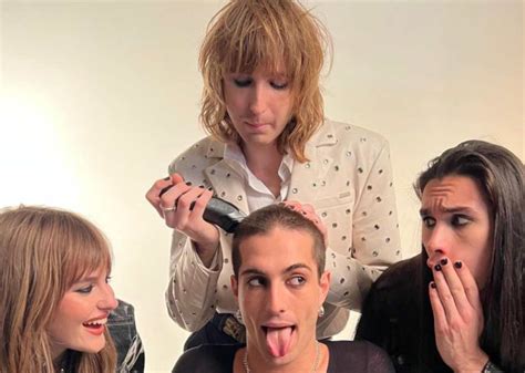 Damiano dei Maneskin si rasa la testa sulle note del nuovo singolo Gossip