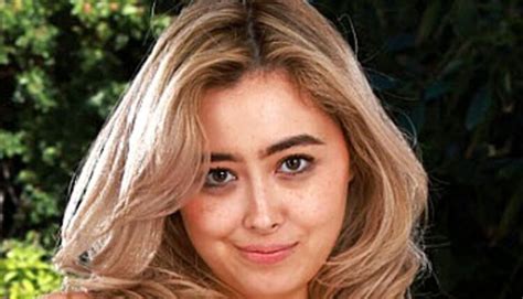 Chloe Surreal Bio, Net Worth, Wiki, Videos, Photos, Age, Boyfriend ...
