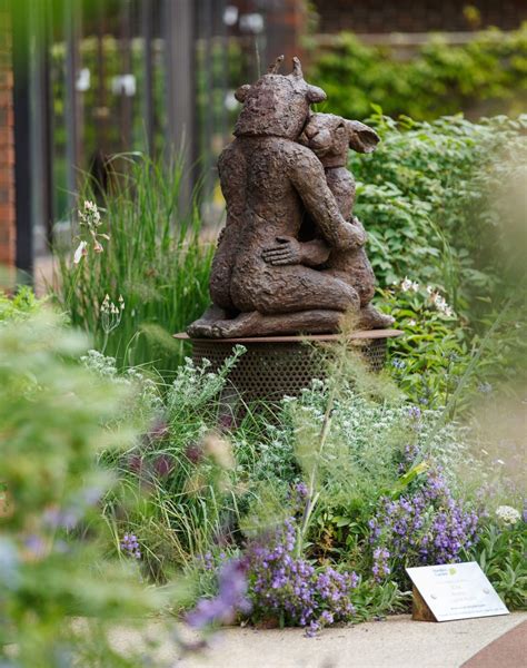 Renowned artist Sophie Ryder installs stunning sculptures in Horatio's