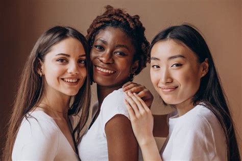 Tres chicas multiculturales juntas. | Foto Gratis | Produtos para a ...