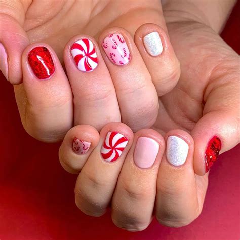 13 Short Christmas Nail Ideas We Want to Copy This December