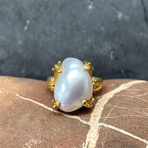 Steven Battelle 12.0 Carats Keshi Pearl 18K Gold Ring For Sale at