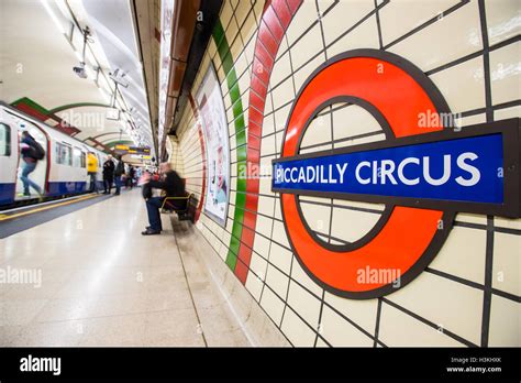 Underground Roundel Stock Photos & Underground Roundel Stock Images - Alamy