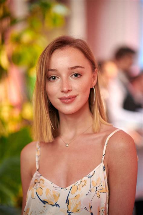 Phoebe Dynevor / PHOEBE DYNEVOR in Grazia Magazine, UK January 2021