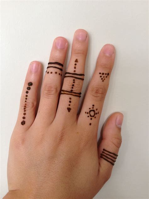 Easy henna finger design | Simple henna, Henna tattoo, Fingers design