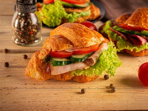 Круассан с копченой грудинкой, 145г | «Вкусномир» | комбинат питания