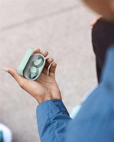 True wireless sports earbuds with Jabra ShakeGrip™ | Jabra Elite 7 Active