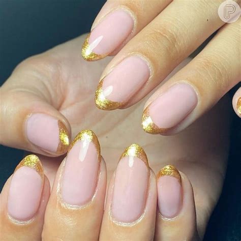 Francesinha Com Esmalte Rosa - Foto: Unha francesinha em dourado: um esmalte rosa suave foi combinado ...