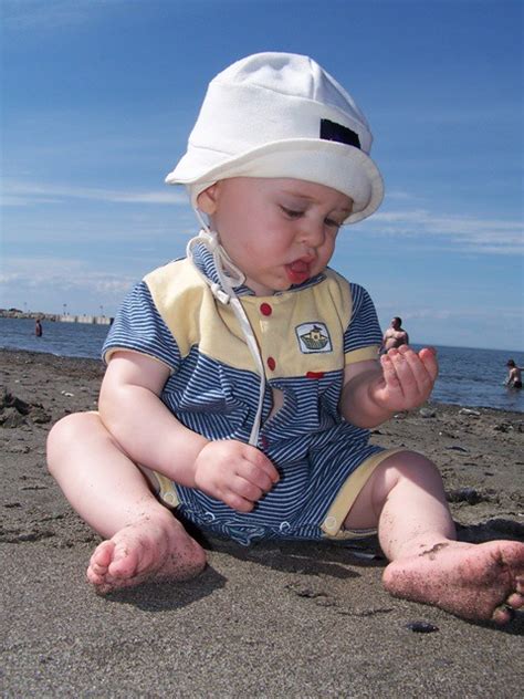 giant baby effect | it looks like the man is little | rendan | Flickr